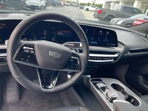 Used 2024 Cadillac Lyriq Luxury AWD/4WD image 11