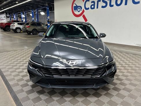 Used 2025 Hyundai Elantra Limited FWD image 4
