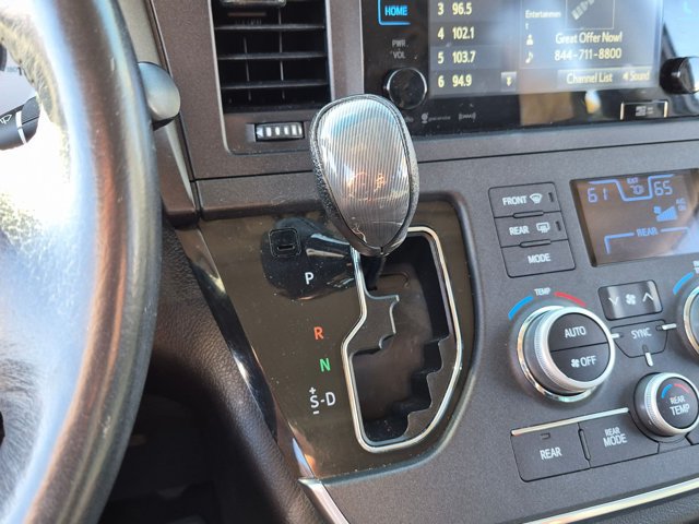 Used 2017 Toyota Sienna SE FWD image 10