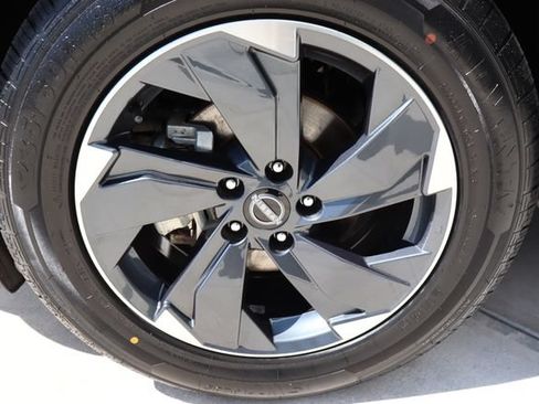 Used 2024 Nissan Rogue SV FWD image 41