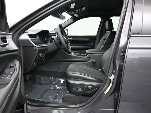 New 2025 Jeep Grand Cherokee Altitude image 12