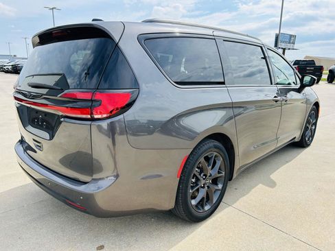 Used 2023 Chrysler Pacifica Touring-L w/ S Appearance Package FWD image 39