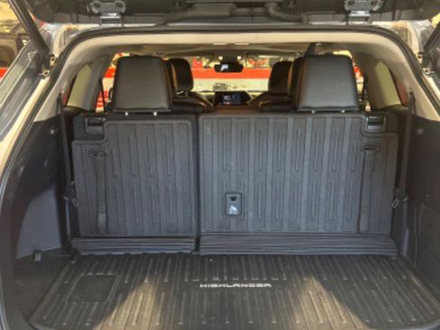 Used 2023 Toyota Highlander XLE image 8