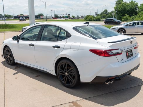 New 2026 Toyota Camry Hybrid FWD image 18