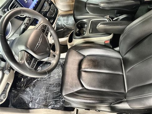 Used 2024 Chrysler Pacifica Touring-L image 18