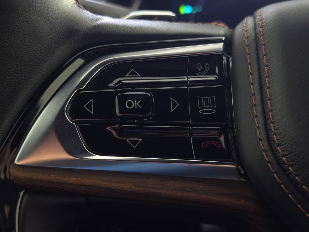 Used 2022 Jeep Grand Cherokee Summit w/ Luxury Tech Group V AWD/4WD image 44