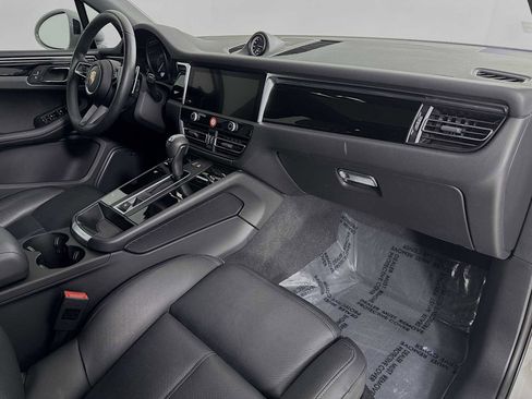 Certified 2025 Porsche Macan image 30