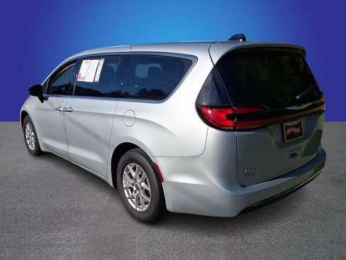 Used 2024 Chrysler Pacifica Touring-L FWD image 6