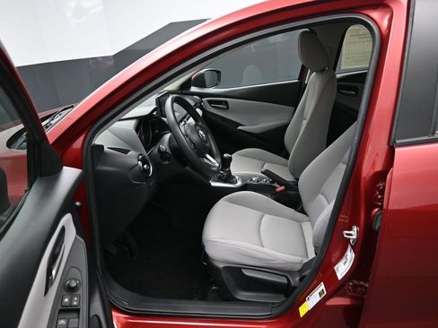 Certified 2019 Toyota Yaris LE image 9