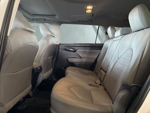 Used 2020 Toyota Highlander XLE image 9