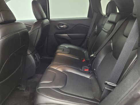 Used 2019 Jeep Cherokee Latitude Plus w/ Cold Weather Group AWD/4WD image 18