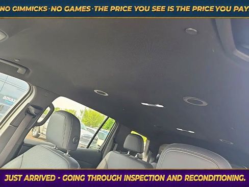 Used 2025 Chevrolet Traverse LT FWD image 17