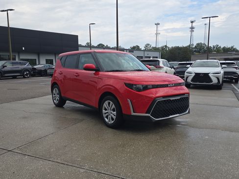 Used 2025 Kia Soul LX FWD image 2