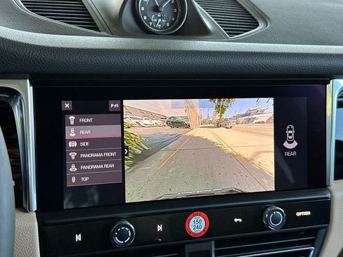 Certified 2025 Porsche Macan AWD/4WD image 22