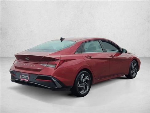Used 2024 Hyundai Elantra Limited image 5