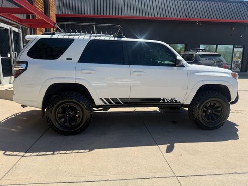Used 2016 Toyota 4Runner SR5 AWD/4WD image 9