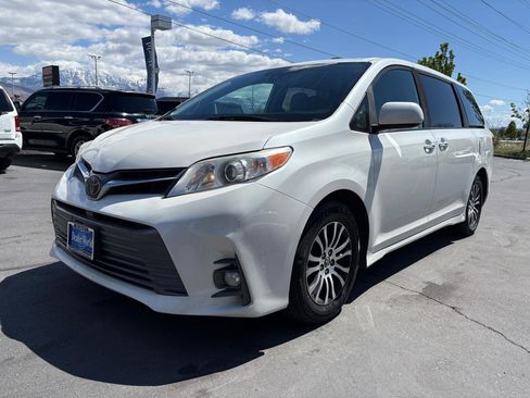 Used 2020 Toyota Sienna XLE w/ XLE Navigation Package FWD image 3