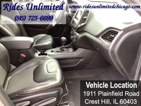 Used 2019 Jeep Cherokee Latitude Plus w/ Comfort/Convenience Group FWD image 39