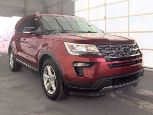 Used 2018 Ford Explorer XLT w/ Equipment Group 202A FWD image 3