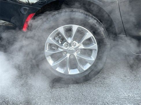 Used 2022 Chrysler Pacifica Touring-L image 12