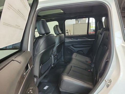 New 2025 Jeep Grand Cherokee Limited w/ Luxury Tech Group II image 8