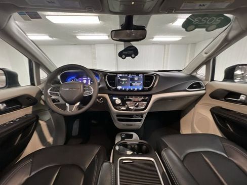 Used 2023 Chrysler Pacifica Touring-L FWD image 19
