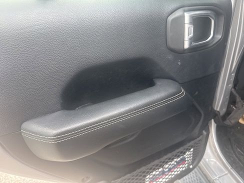 Used 2018 Jeep Wrangler Unlimited Sahara image 12