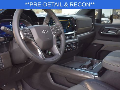 Used 2025 Chevrolet Silverado 2500 ZR2 w/ Technology Package image 10