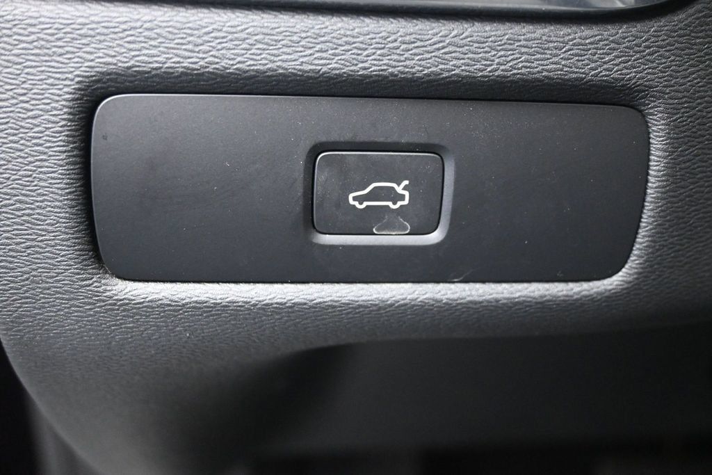 Used 2025 Volvo XC60 B5 Plus AWD/4WD image 11
