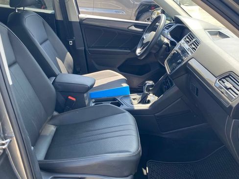 Used 2023 Volkswagen Tiguan SE w/ Panoramic Sunroof Package FWD image 18
