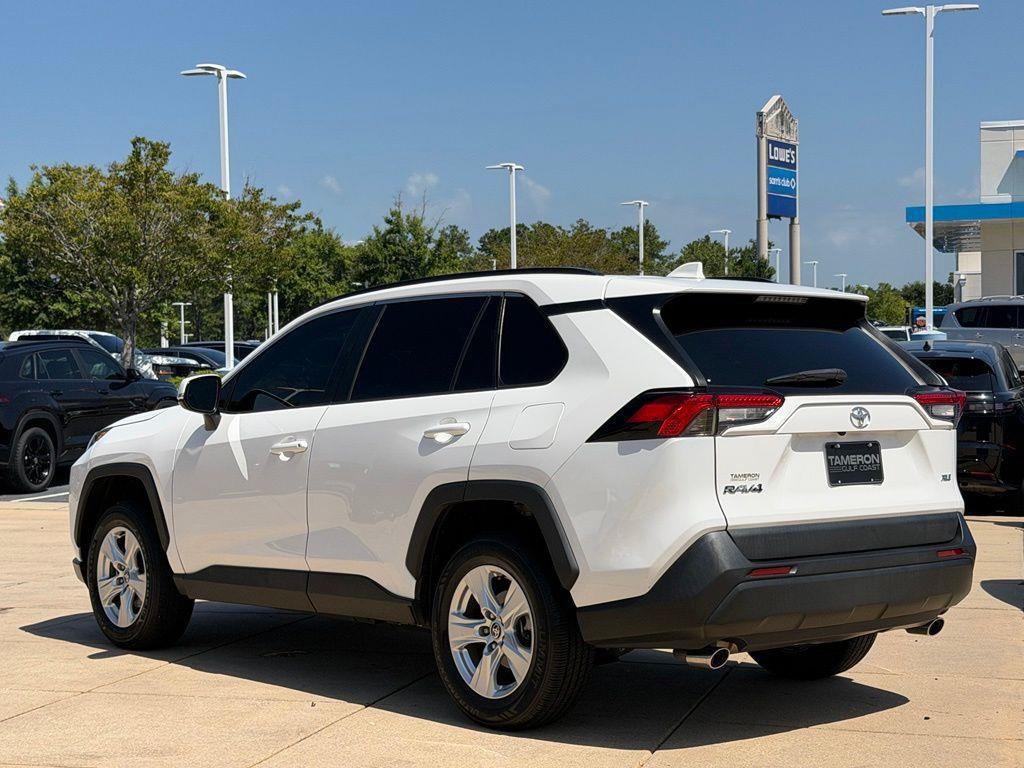 Used 2021 Toyota RAV4 XLE w/ Convenience Package FWD image 7
