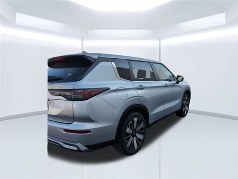Used 2025 Mitsubishi Outlander SE FWD image 4