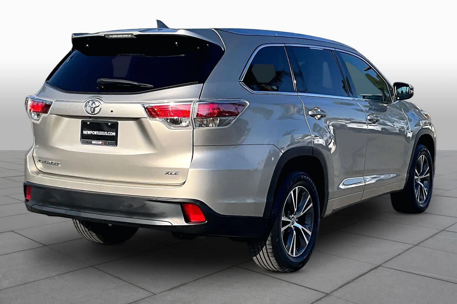 Used 2016 Toyota Highlander XLE FWD image 12