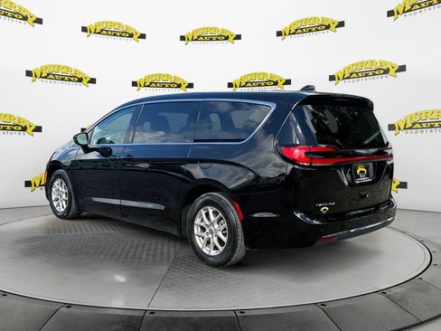 Used 2024 Chrysler Pacifica Touring-L FWD image 3
