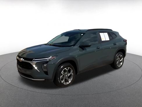 Used 2025 Chevrolet Trax LT w/ LT Convenience Package FWD image 5