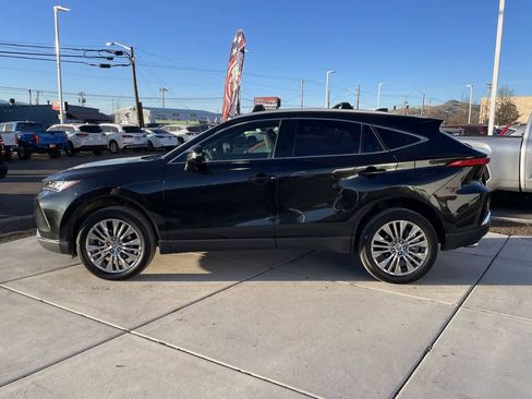 Used 2022 Toyota Venza XLE image 2