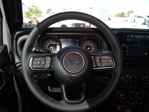 Used 2025 Jeep Gladiator Mojave AWD/4WD image 15