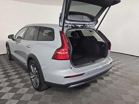 Certified 2025 Volvo V60 B5 Cross Country Plus image 9