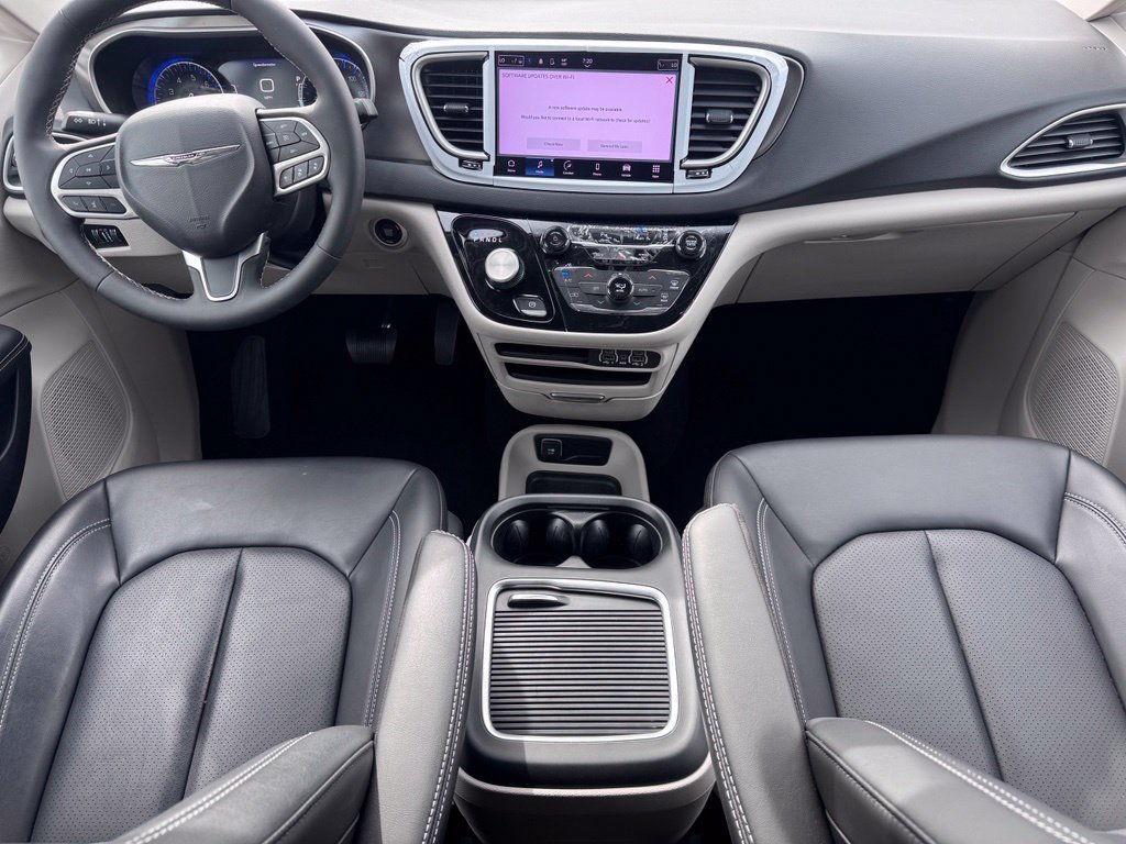 Used 2023 Chrysler Pacifica Touring-L FWD image 14