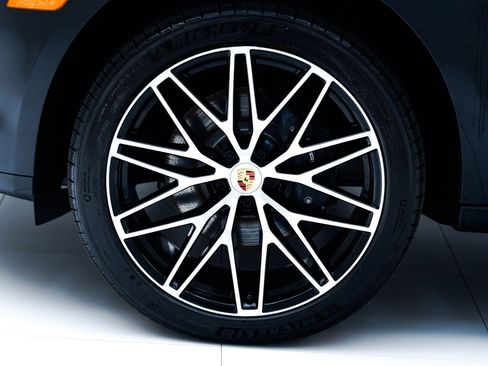 Certified 2026 Porsche Macan AWD/4WD image 12