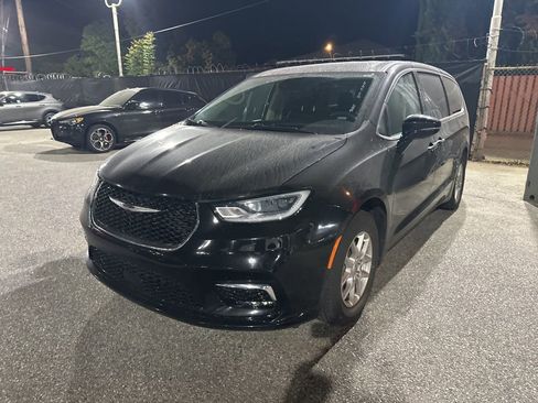 Used 2024 Chrysler Pacifica Touring-L image 3