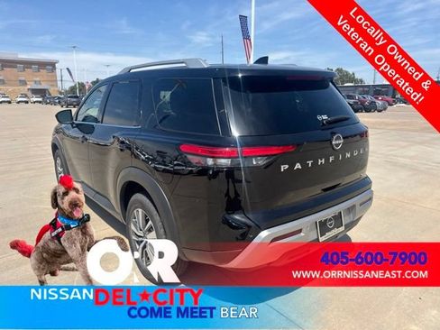 Used 2025 Nissan Pathfinder SL FWD image 3