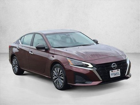 Used 2025 Nissan Altima 2.5 SV FWD image 3