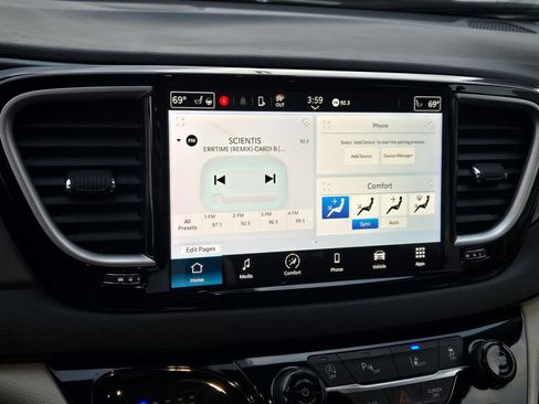 Used 2023 Chrysler Pacifica Touring-L image 33