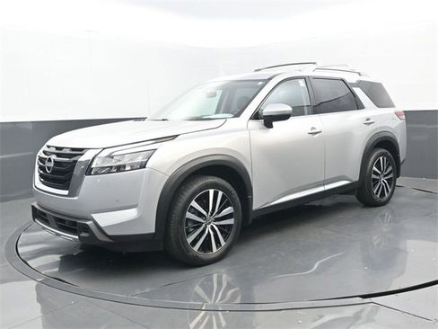 Used 2024 Nissan Pathfinder Platinum w/ Cargo Package image 25