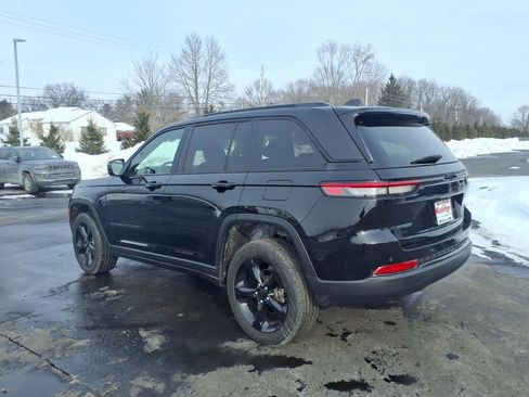 Used 2024 Jeep Grand Cherokee Altitude AWD/4WD image 3