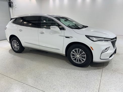 Used 2022 Buick Enclave Essence image 6