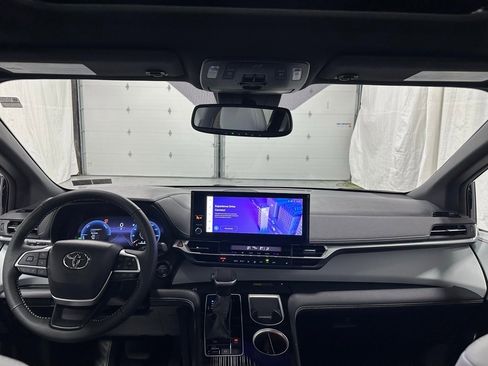 Used 2025 Toyota Sienna XSE image 45