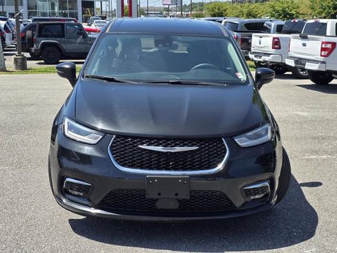 Used 2023 Chrysler Pacifica Touring-L FWD image 3