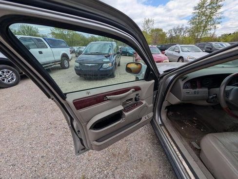 Used 2003 Lincoln Town Car Signature RWD image 22